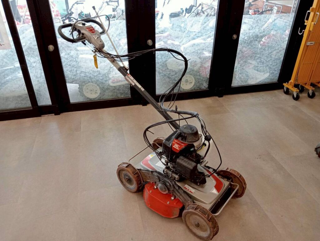 クボタ スイング式法面草刈機 GC-M500